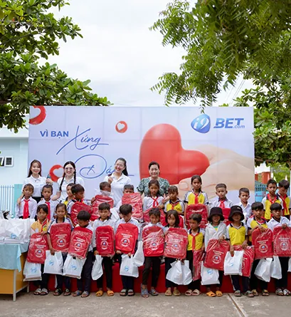 Sân bóng rổ với cầu thủ đang thi đấu sôi nổi tại u888 live